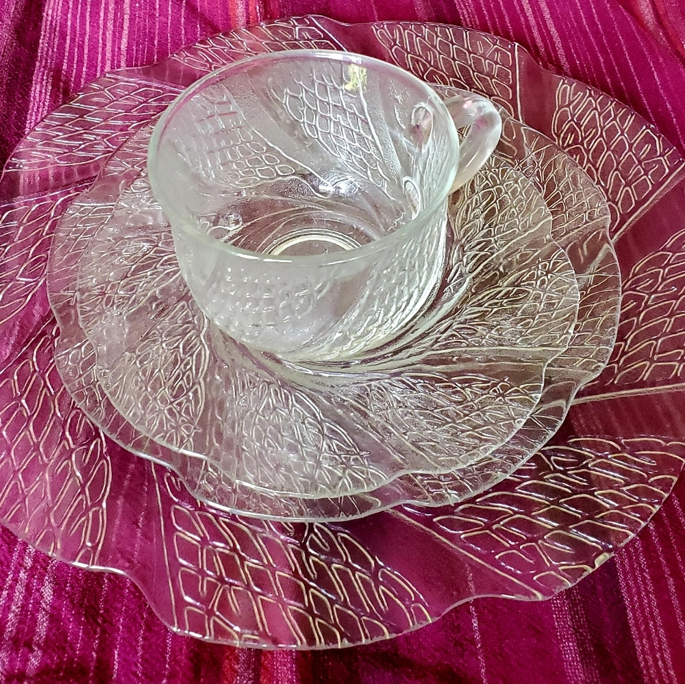 16 PC. SET OF MALAYSIAN DINNERWARE